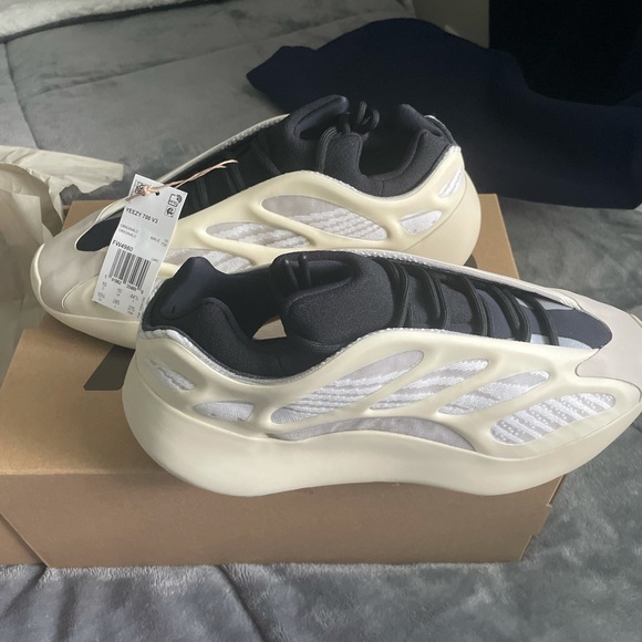 YEEZY 700 V3 AZAEL *BRAND NEW FROM YEEZY DAY* - Picture 2 of 10